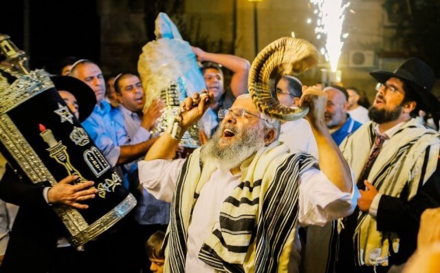 Dancing_with_Sefer_Torah