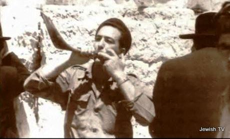 Blowing_shofar_at_kotel